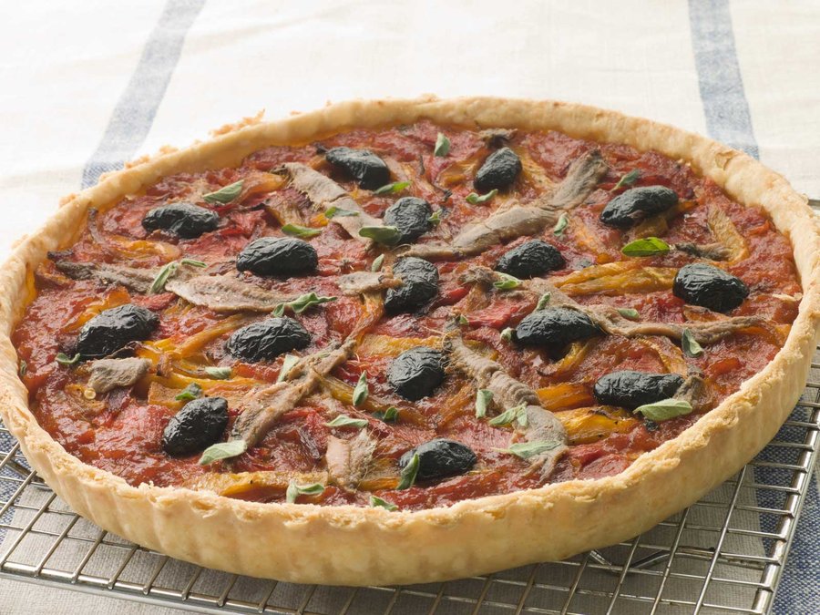 طورطة الطماطم بالزيتون الأسود و الأنشوبة Tarte_aux_tomates_oignons_et_anchois_140343656