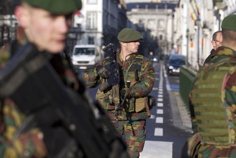 بلجيكا تطلب رسميا من المغرب مساعدتها استخباراتيا لمواجهة شبح الإرهاب ____Armee_Rues_Bruxelles_31_223130475