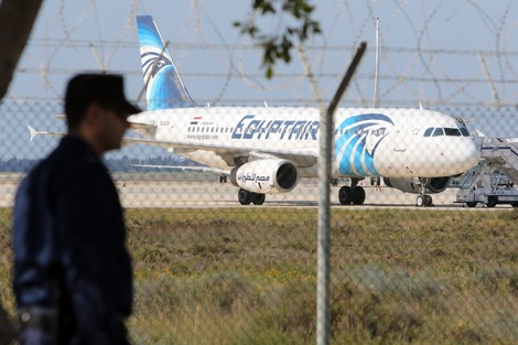 اختفاء طائرة مصرية قادمة من باريس على متنها 66 شخصا Egyptair_230711739