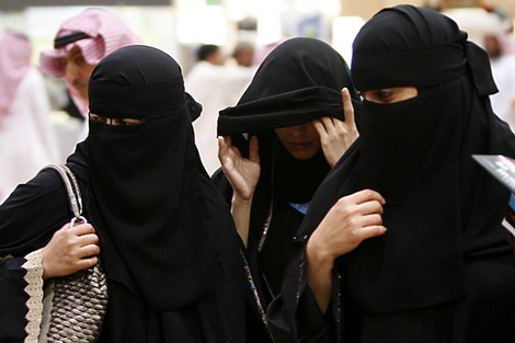 غرامات سعوديّة للمحتفظين بجوزات سفر الأجانب Saudiwomen_192333454