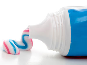 டூத் பேஸ்ட் பல்லை மட்டுமா சுத்தம் பண்ணும்!!! 08-uses-of-toothpaste-300