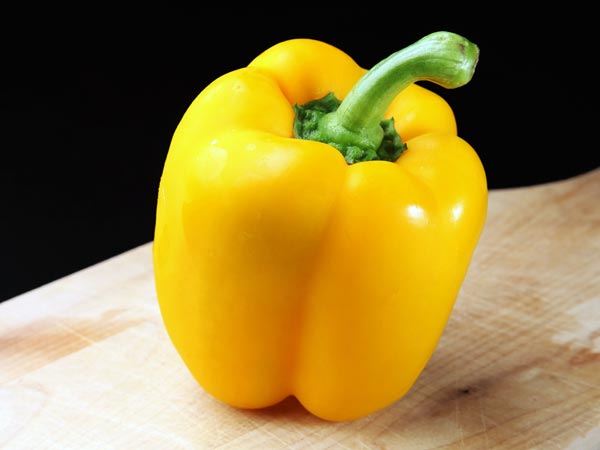 சருமத்தை வெள்ளையாக்க உதவும் உணவுகள்!!! 22-1358833765-yellowbellpepper