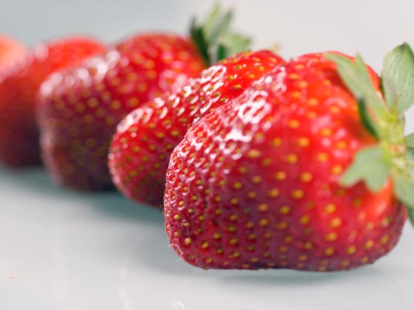 தைராய்டை சரிசெய்யும் ஆரோக்கிய உணவுகள்!!! 21-1361427781-strawberries