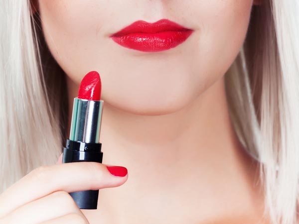 உலகில் உள்ள விசித்திரமான சில உண்மைகள்!!! 24-1377326804-1-lipstick