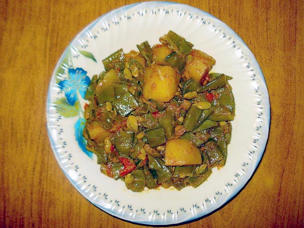 சிம்பிளான சில பொரியல் ரெசிபிக்கள்!!! 21-broad-bean-aloo-poriyal