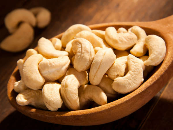 ஒவ்வொரு பெண்ணும் கட்டாயம் சாப்பிட வேண்டிய உணவுகள்  02-1430572239-3-raw-cashew-nuts