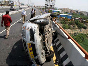 மனிதாபிமானம்.. தேவை இக்கணம் 03-03-accident-car-300