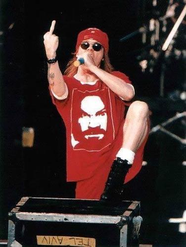 ¿Es el fin de los Guns N’ Roses? Golpean a Axl Rose con una botella por llegar tarde... Axl-Rose