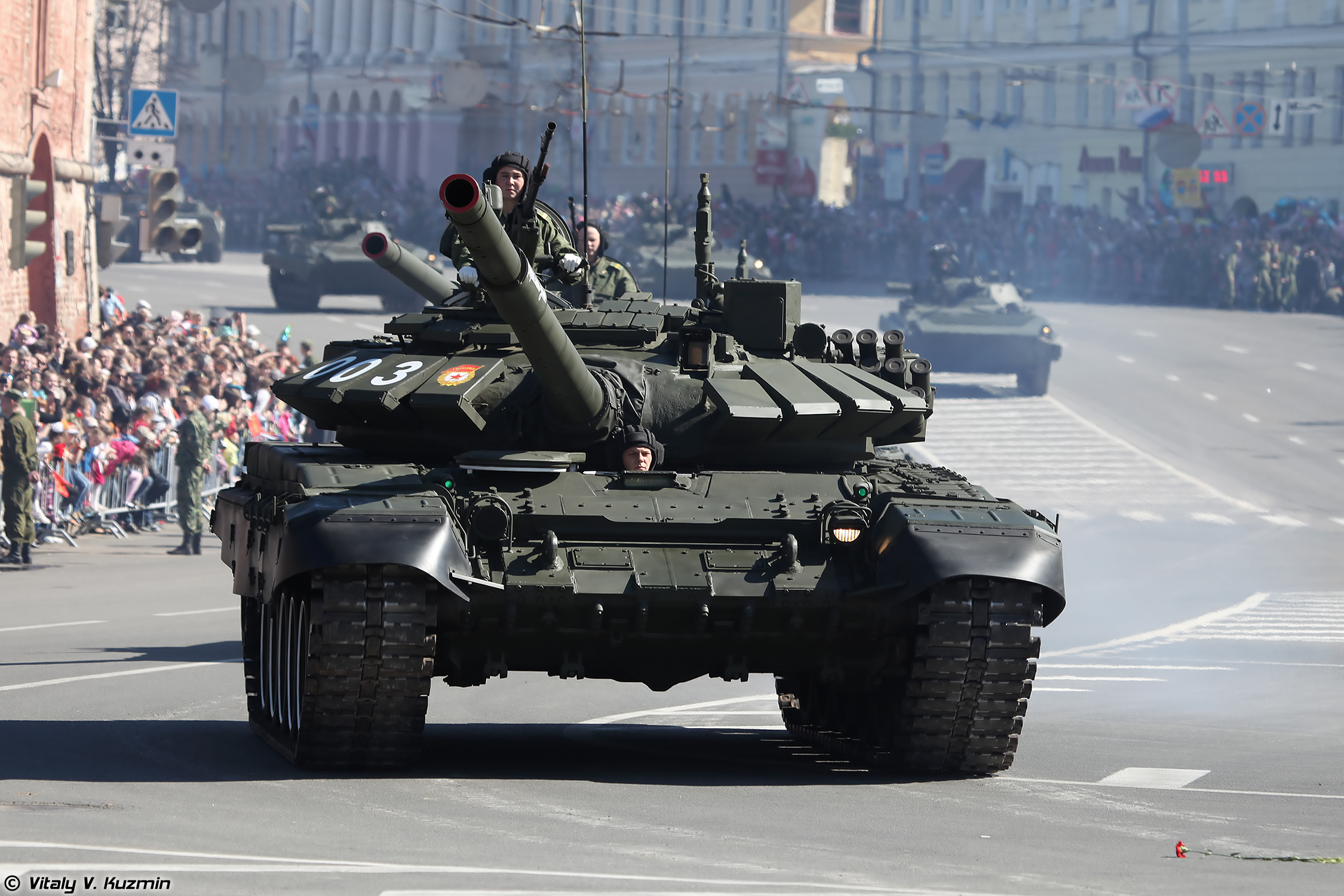 El Senado de Rusia autoriza el uso de las Fuerzas Aéreas en Siria - Página 33 T-72B3_-_Parad2014NN-09