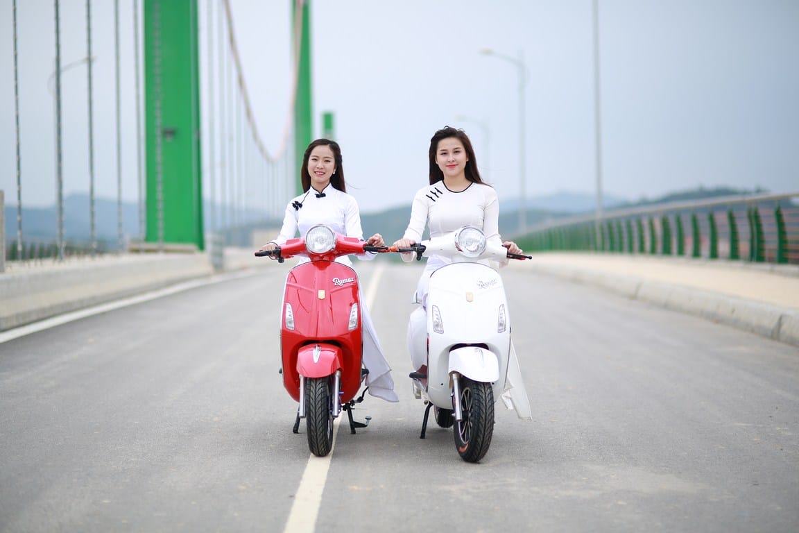 Xe đạp, xe máy, ô tô: Xe điện Vespa Roma cùng với những trang bị hiện đại, bất chấp mọi đị Vespa-roma-12