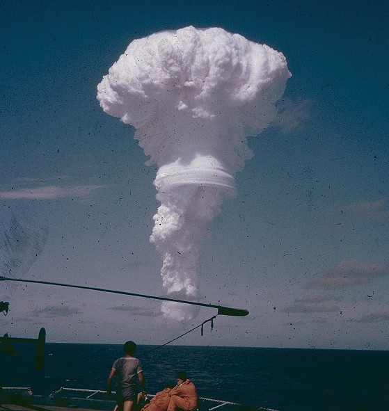 La flotte Francaise face à la Bombe Atomique: Sujet Explosif 1970bombeHaccariec