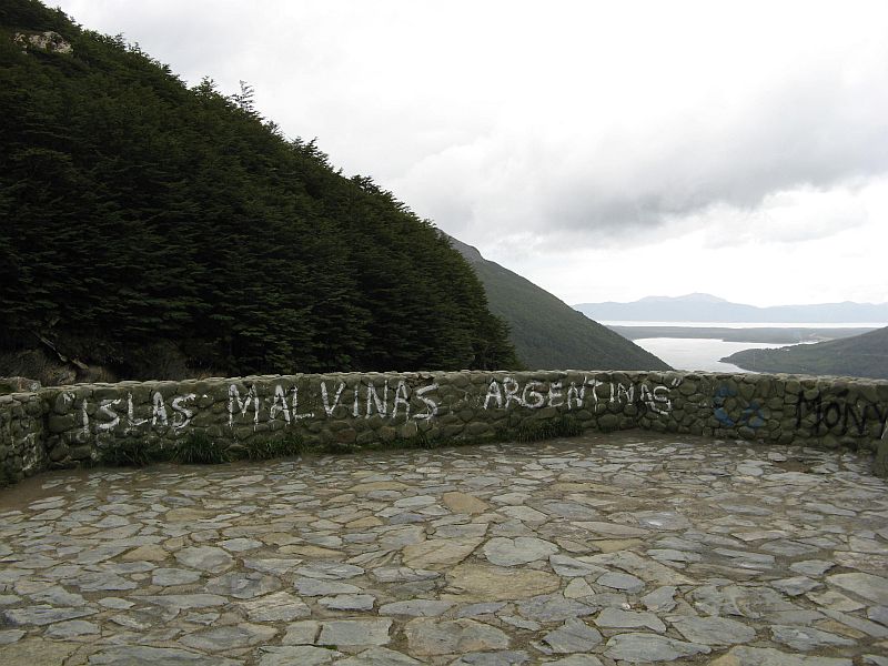 RUTAS EN MOTO IMG_0178_malvinas_sign