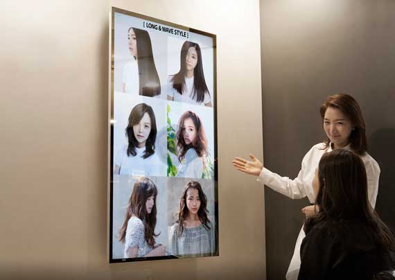 Samsung Mirror Display: Οι πρώτες οθόνες καθρέπτης εγκαταστάθηκαν σε σαλόνι ομορφιάς στην Κορέα Samsung-Mirror-Display-5-570