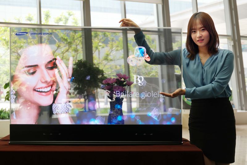 Η Samsung ανακοίνωσε οθόνες από το μέλλον Samsung-Display_-55-inch-Transparent-OLED_1_1.0.0