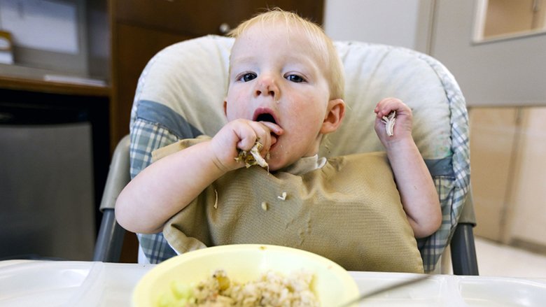 Foshnjat që hanë peshk, shmangin alergjitë kur të rriten Baby_eatingchicken