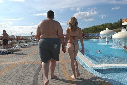 Estudo confirma que mulheres não ligam para gordura do marido se ele for rico Gordo