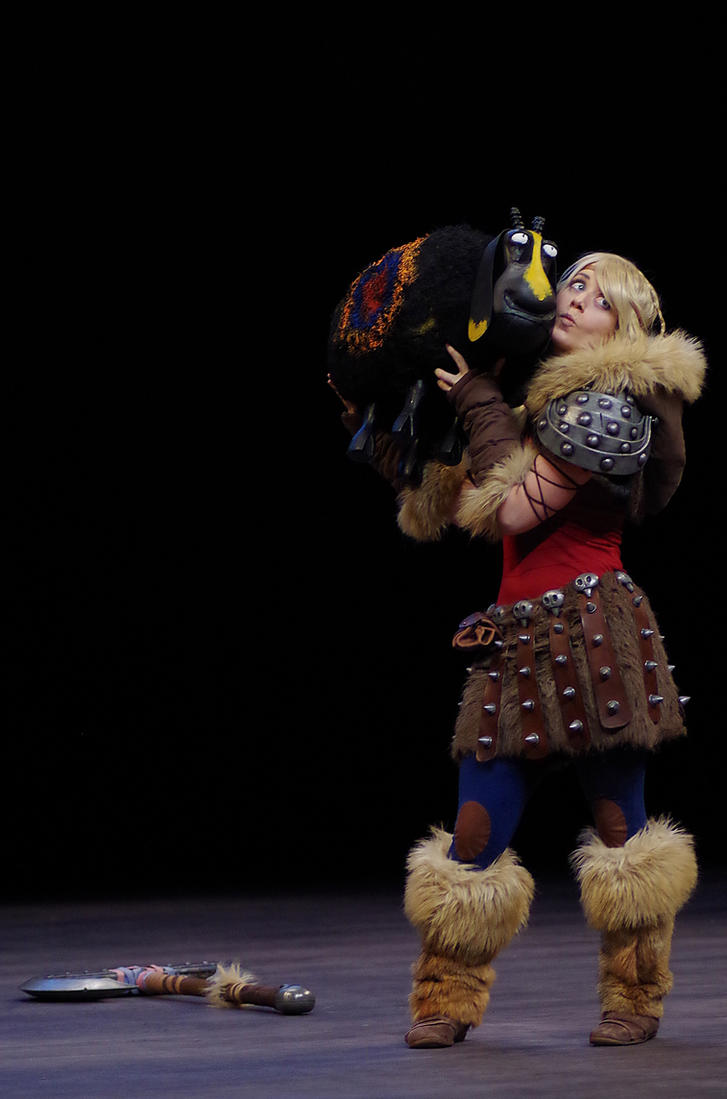 Cosplays divers - Page 4 Astrid_on_stage_by_wildyama-d861fwv