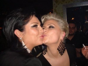 Ingridi dhe Rozi, puthje “lezbike” Ingridi-dhe-Rozi-puthje-lezbike-300x224