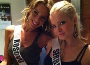 Miss Kosova dhe “Miss Serbia”, në një foto të përbashkët Miss_kosova_dhe_serbia