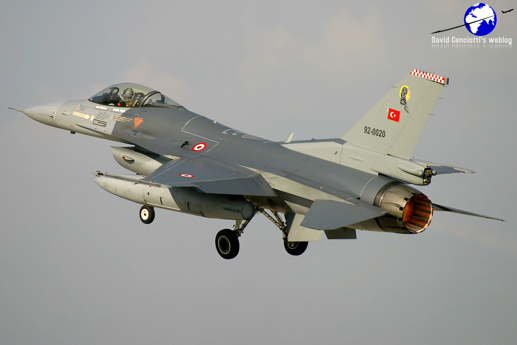 FUERZA AÉREA DE TURQUÍA - Página 2 92-0020_f16c_takeoff_grazzanise_131005_2