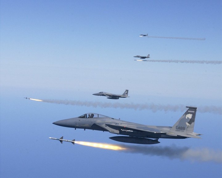 Sobre cómo un F-15 Eagle derribó un MiG-23 Iraquí  durante la Tormenta del Desierto F-15-firing-missiles