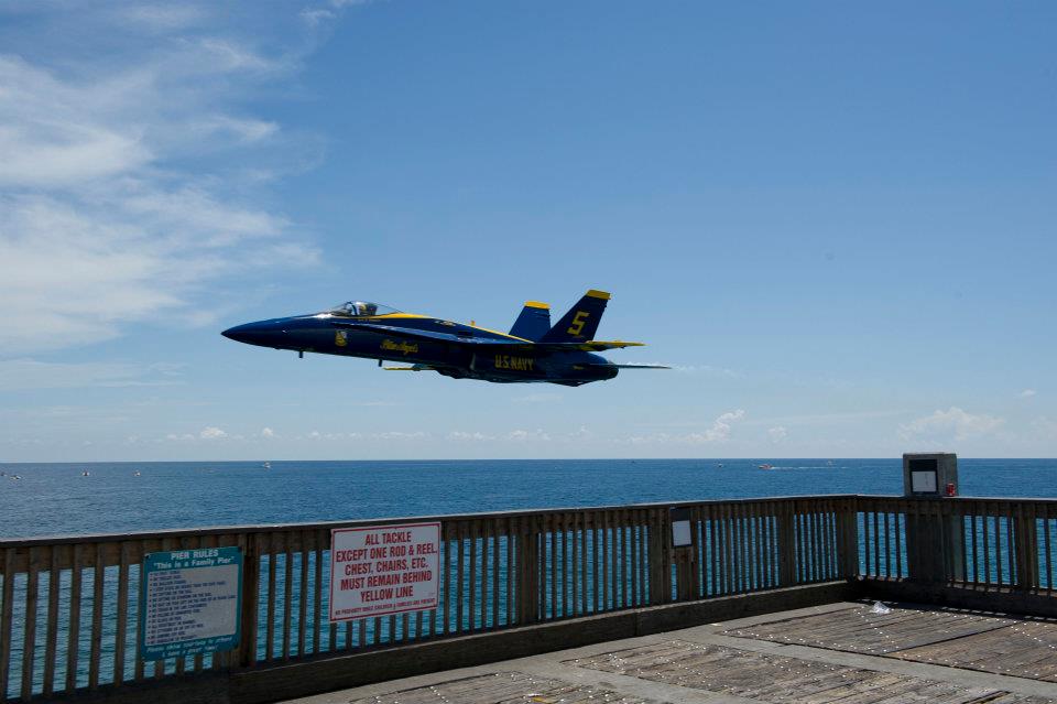 صور لفريق الاستعراض الامريكي Blue Angels. Blue-angels-low-pass