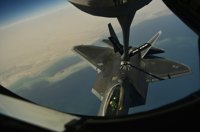 الرابتور تتزود بالوقود فوق مياه الخليج العربي  Refuel-close-up-685x455