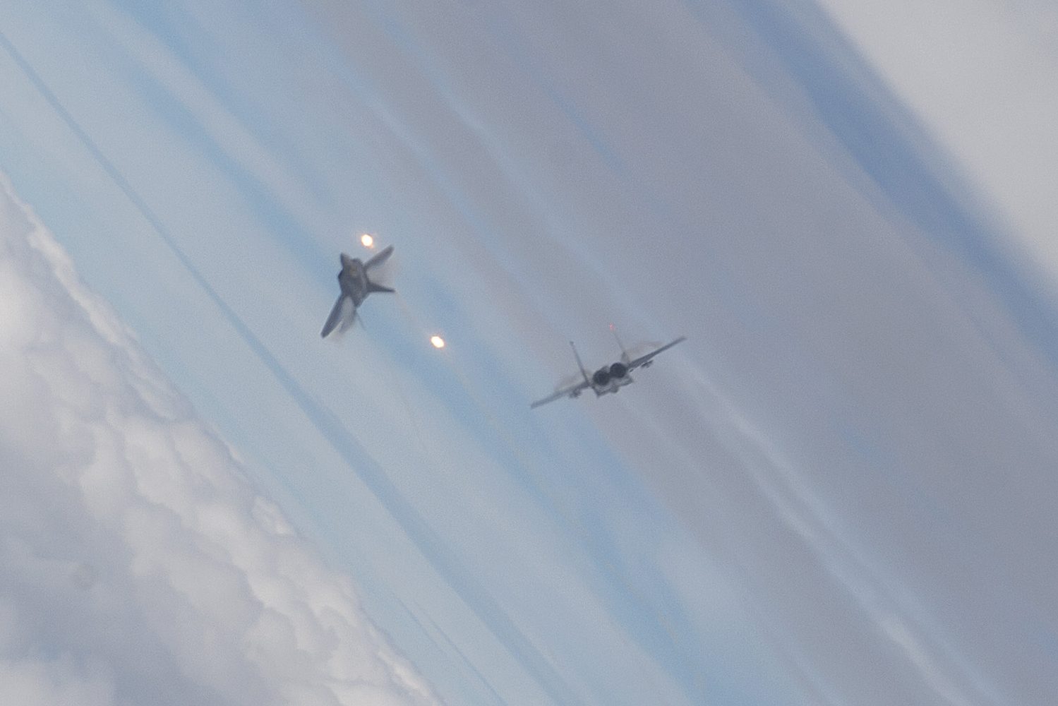مناورة cope taufan 2014  F-22-dogfight-close-up