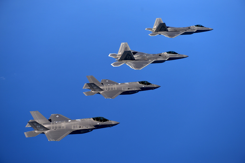 Fuerza Aérea de EEUU.(USAF) - Página 8 F-35-and-F-22-together