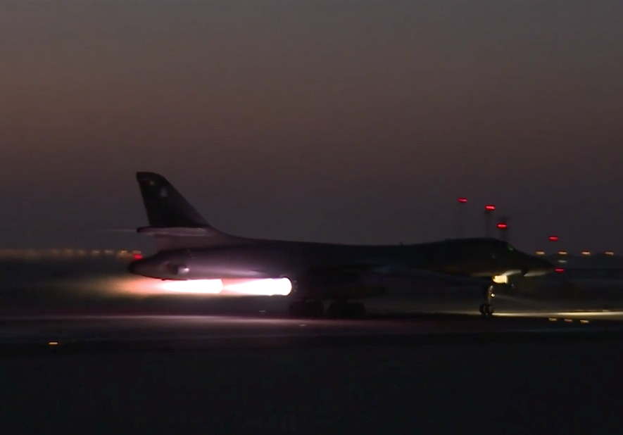 اقلاع ليلي للقاذفه الامريكيه B-1 lancer من قاعده العديد الجويه في قطر  B-1-night-take-off