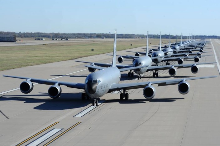 Boeing KC-135 Stratotanker (avión de reabastecimiento en vuelo de aeronaves USA  ) KC-135-Elephant-walk-2-706x471