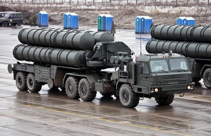 Tensions en Syrie IV - Page 38 S-400-Anti-Aircraft-Missile-Launchers-Photo-by-Vitaly-V.-Kuzmin-425x274