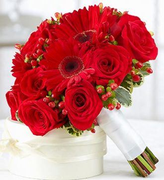 Hoa, quà, đồ trang trí: Những loài hoa đẹp bạn dễ dàng chọn tặng ông xã  21122017ALL%20RED%20BRIDESMAID%20BOUQUET