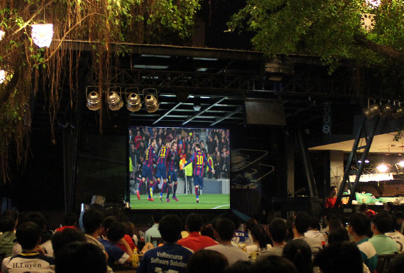 Thiết bị nghe nhìn: Bộ máy chiếu giá rẻ xem World Cup 2018 May-chieu-cho-quan-cafe-ngoai-troi