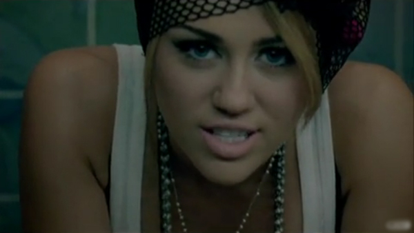 صــــور يديييده لمــآآيلــي D= Miley_Cyrus-Who_Owns_my_Heart-music_video