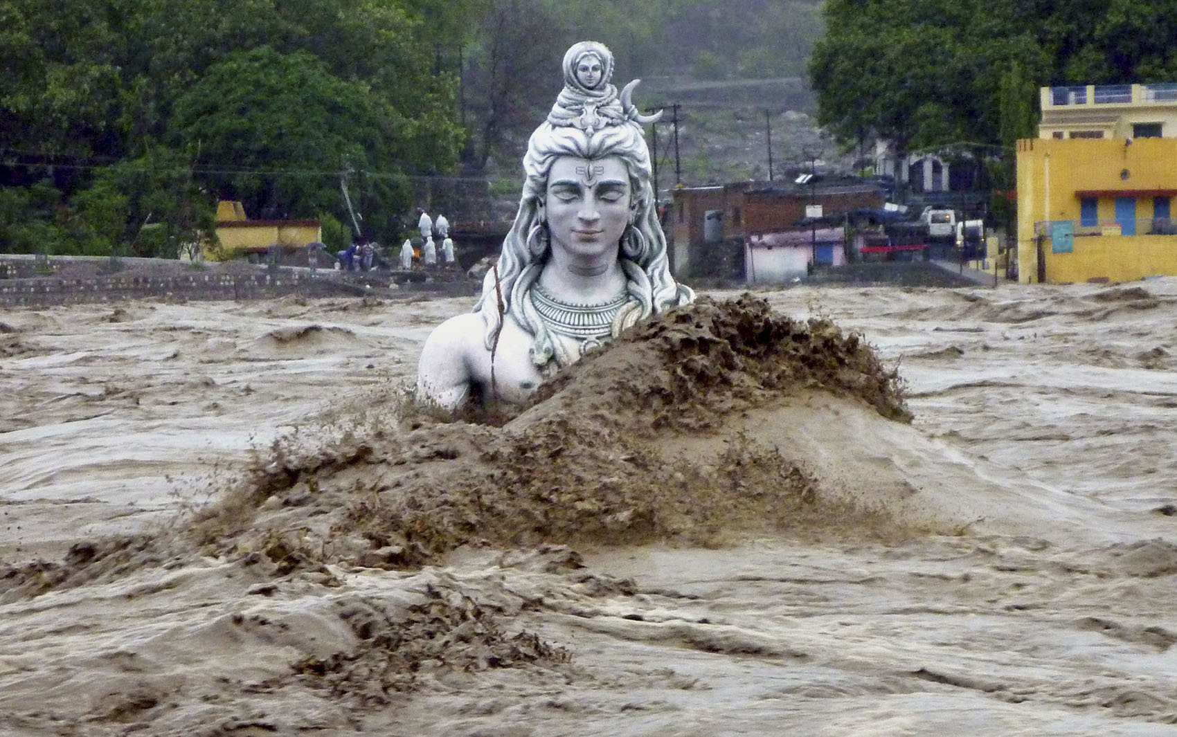 Quelle est votre meilleure citation, et quelle en est votre interprétation personnelle ? - Page 32 Une-statue-de-Shiva-submerg%C3%A9e-par-les-eaux-en-Uttarkhand.