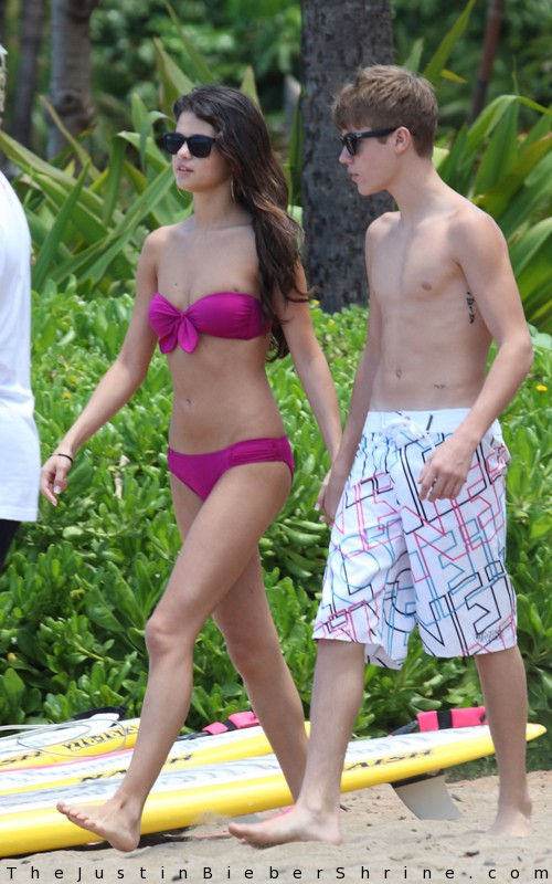 Lo  increible que puede llegar hacer la edad osea Los Gemelos Cole sprouse Y dylan sprouse Justin-bieber-shirtless-2011-selenagomez-03