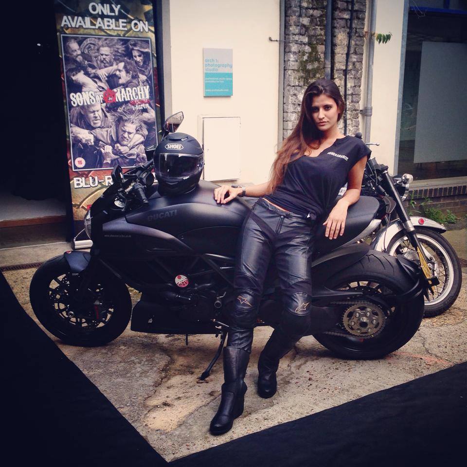 Dites bonjour à la demoiselle.... - Page 11 Chesca-miles-ducati-diavel