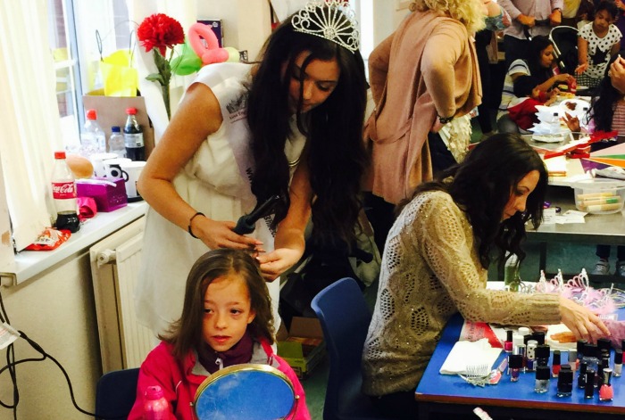 Natasha Hemmings (ENGLAND 2015) Natasha-Hemmings-helping-out-at-school-event