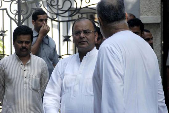 Celebrities at funeral of Tiger Pataudi 958_kareena8