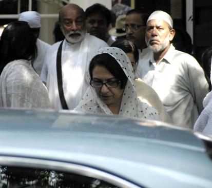 Celebrities at funeral of Tiger Pataudi 992_kareena2