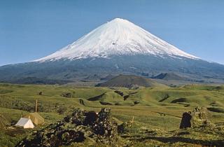 Rusia, volcán Bezymianny Unnamed-Volcano-Kamchatka-satellite-kliuchevskoi