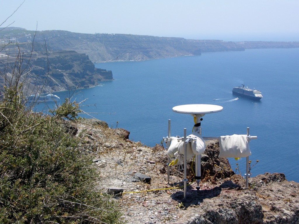 Actividad del volcán en Grecia santorini  Santorini-gps-station-1024x768