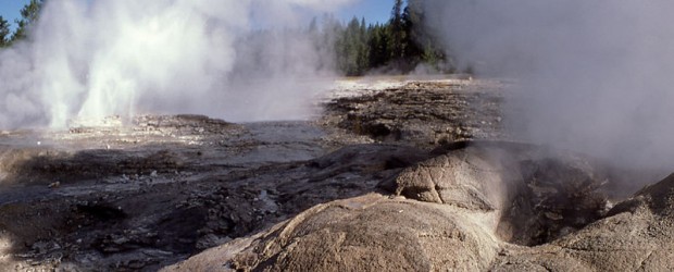 VOLCAN YELLOWSTONE: INFORMACION Y CONSECUENCIAS DE UNA ERUPCION  - Página 3 Yellowstone-Fan-and-Mortar-Geysers-620x250
