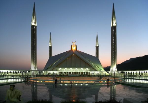 افيدي واستفيدي... - صفحة 37 Faisal-Mosque-600x419