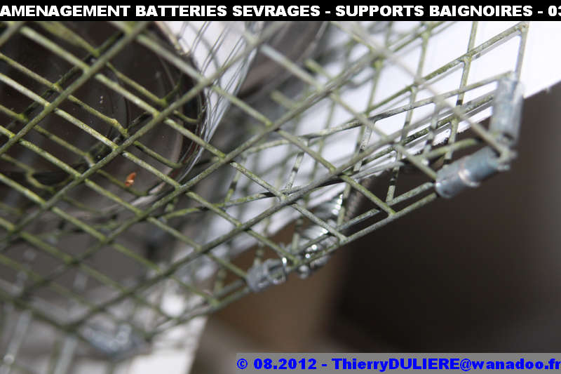 SAISON D'ELEVAGE 2012 - DUDULE - Page 39 AMENAGEMENT%20BATTERIES%20SEVRAGES%20-%20SUPPORTS%20BAIGNOIRES%20-%20039