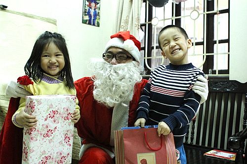 Dịch vụ ông già Noel tặng quà cho các bé 1386811509_dichvuonggianoel1