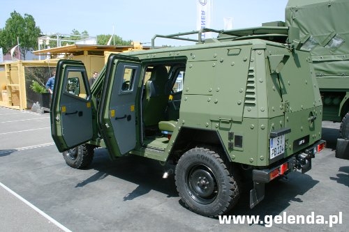 Le LAPV5.4 6.x et 7.x dispos en concession MB .... un peu spécial 20100618_eurosatory_12g_500