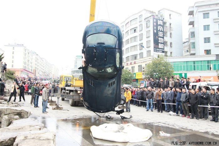 Mercedes accidentées & épaves - Page 13 Sls_hs-08