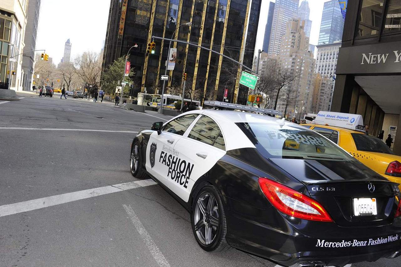 Mercedes Fashion Force S0-Mercedes-une-brigade-en-CLS-63-AMG-police-pour-arreter-les-gens-trop-bien-habilles-dans-New-York-212410